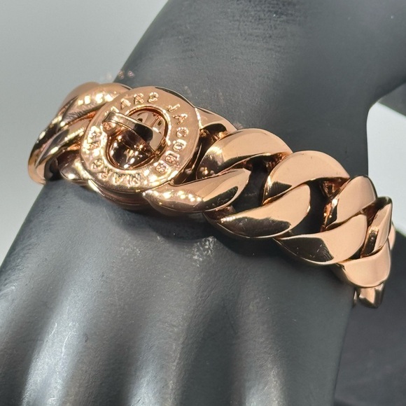 Marc by Marc Jacobs Chunky Turn lock closure
Bracelet in Rose Gold - Picture 12 of 12